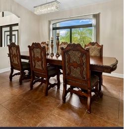 Traditional Wood Dining Table and Chair Set
