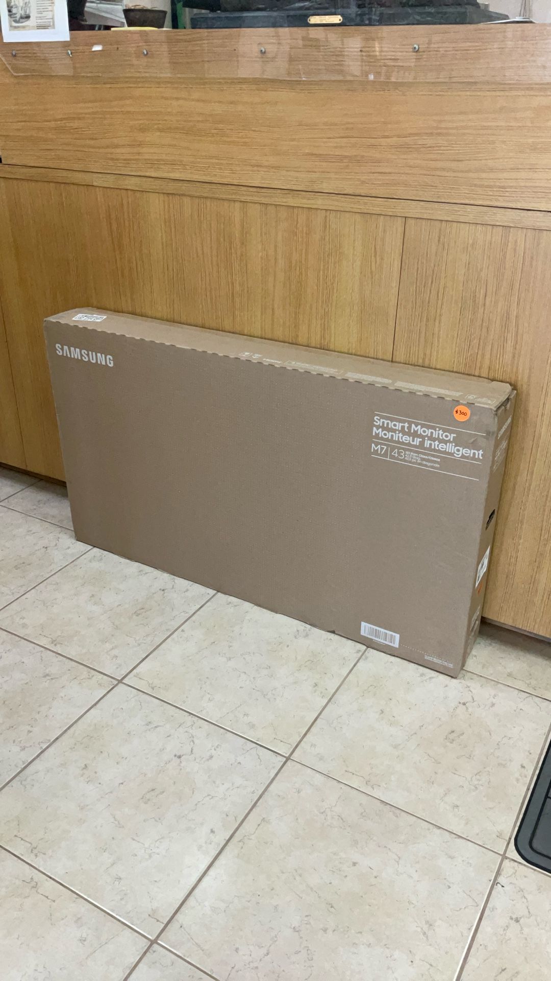 43” SAMSUNG M7 SMART MONITOR.