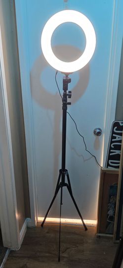 18" selfie ring light includes an adjustable tripod stand