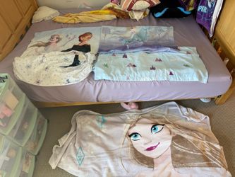 Disney’s Frozen Full Linen Set for Crib/Toddler Mattress