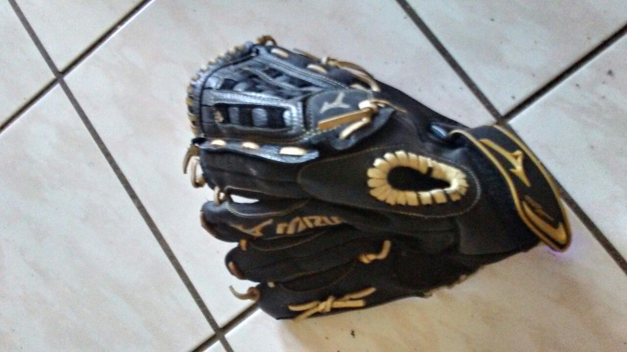 Mizuno glove for baseball is in very good condition left hand glove cheap price to sale