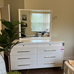 WHITE DRESSER W/ 8 Drawers 👌🏻✅