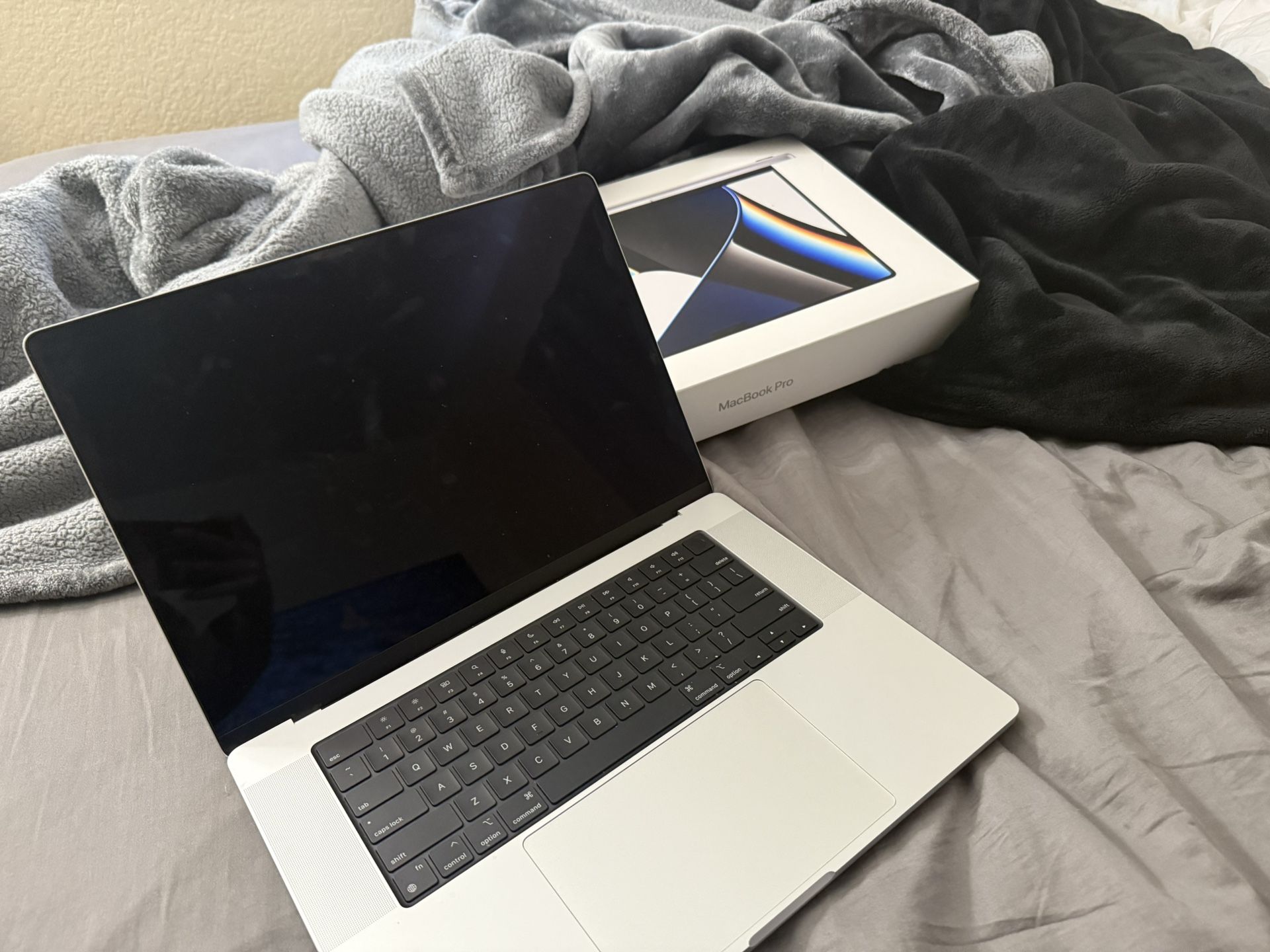 MacBook Pro 16 Laptop Apple M1 Pro chip 16GB Memory 512GB SSD Silver