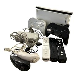 NINTENDO WII GAME CONSOLE WITH 5 CONTROLLERS AND 2 STEERING WHEELS #34292