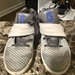 🔥 Nike Kyrie Kids Basketball Shoes – Size 1Y 🔥
