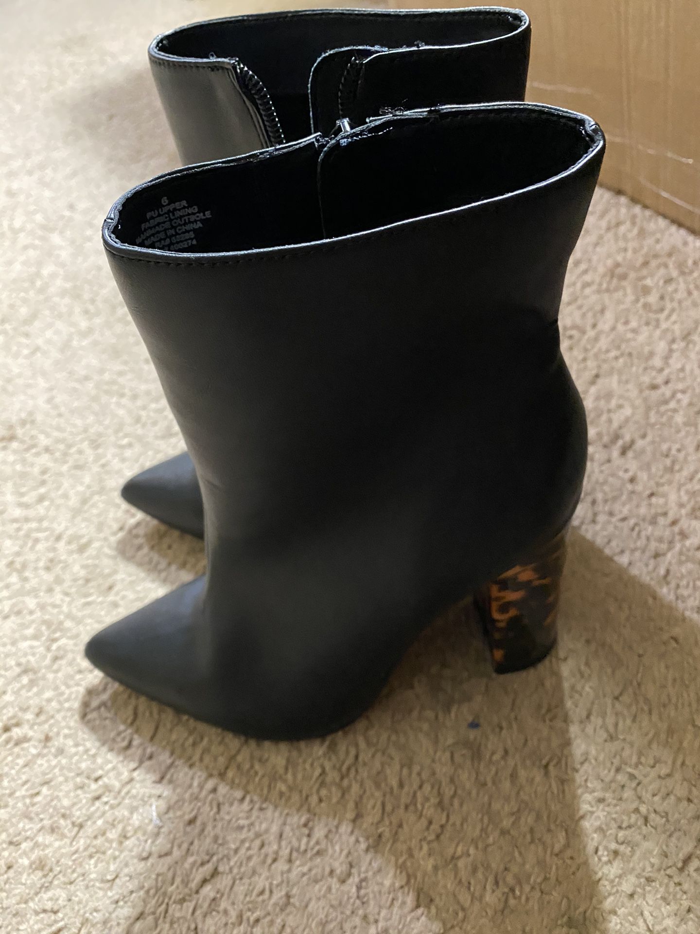 BEAUTIFUL EXPRESS LEATHER BOOTS SIZE 6