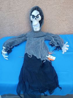 NEW ANIMATED SOUND HANGING HALLOWEEN SKELETON WITH LIGHT