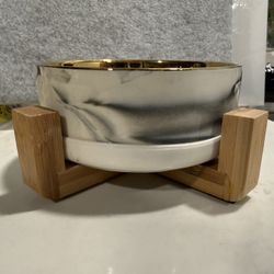 Marble Swirled Ceramic Dog / Cat Pet Bowl Dish with Bamboo Stand   Gold Interior Rim, Silcone Band at Bottom - Bowl is 5” diameter x 2” Tall   No tags