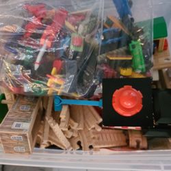 THOMAS THE TRAIN LIKE NEW OVER 200 PIECES