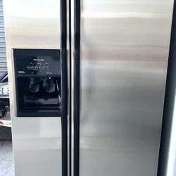 Stainless Steel 33” W Refrigerator 