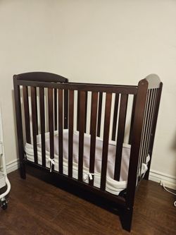 Delta mini crib