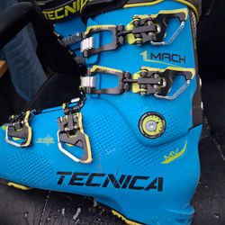 Snow boots