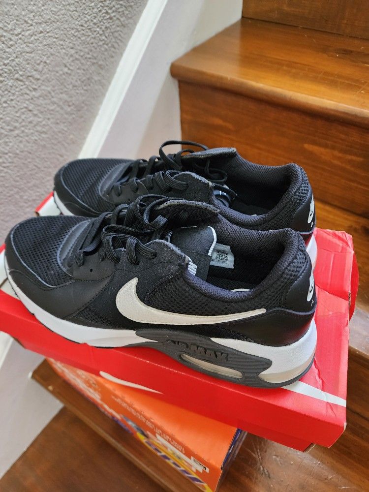 Size 9 Nikes Air Max Men s shoes