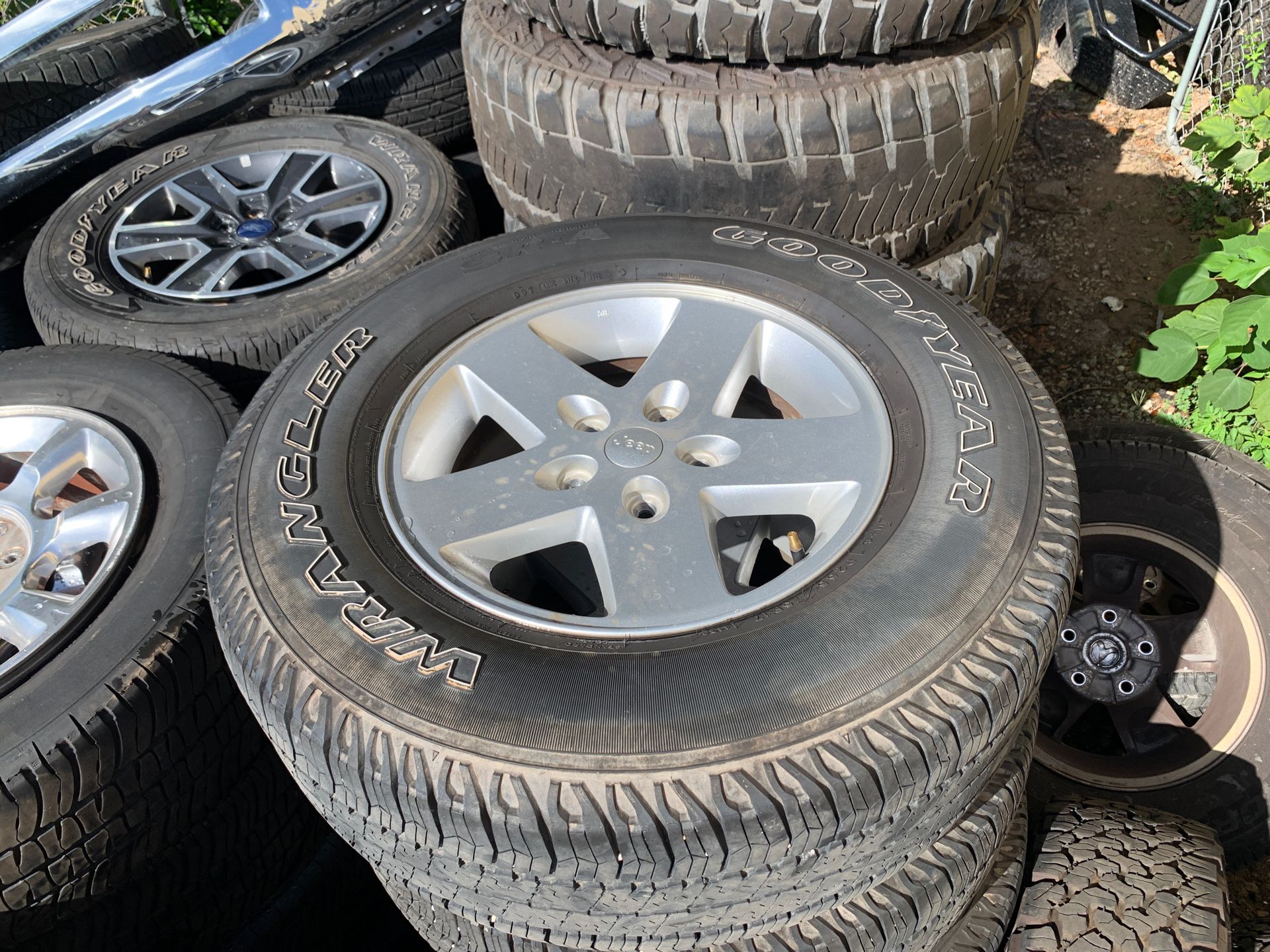JEEP WRANGLER WHEELS AND TIRES ver good condition