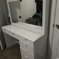 This vanity it’s so nice. You just need to get the lights if you wanna just let me know.