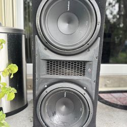 un subwoofer de la marca Rockford Fosgate, específicamente de la serie Punch P1.
