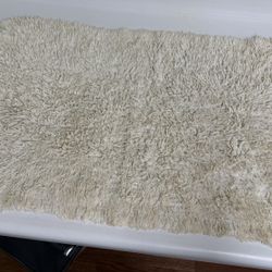 Shaggy white cotton mat, 2 feet x 3 feet.