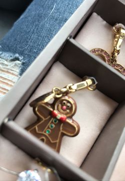 Limited edition 2010 juicy couture gingerbread man gold charm