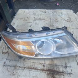 2011 Honda Odyssey passenger headlight