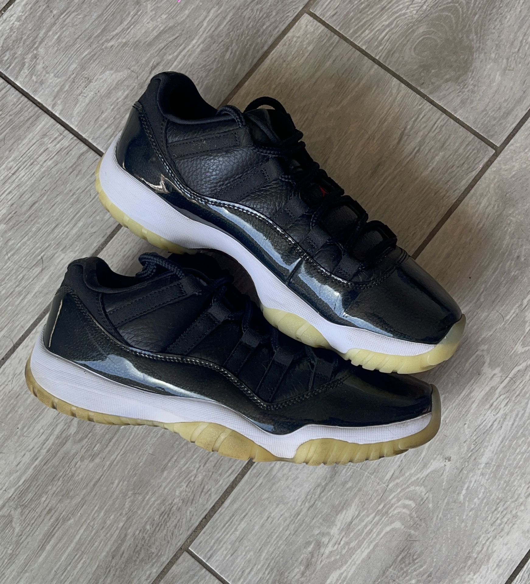 Jordan 11 Low 72-10 Size 9.5