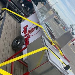 Hot Dog Cart. Carreta De Dogos Con Barra Fría 