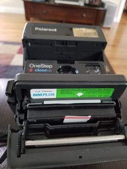 CLASSIC POLAROID CAMERA