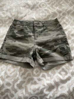 Size 4/27 Camo Shorts 