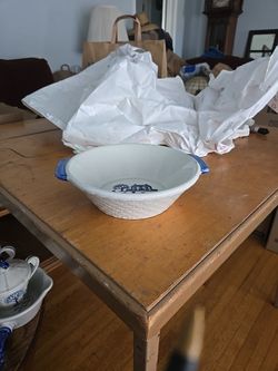 METLOX POPPYTRAIL HOMESTEAD PROVINCIAL BASKETWEAVE SERVING BOWL BLUE W/HANDLES