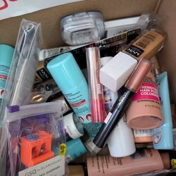 Huge 50-Piece Beauty & Makeup Bundles - Only $40!