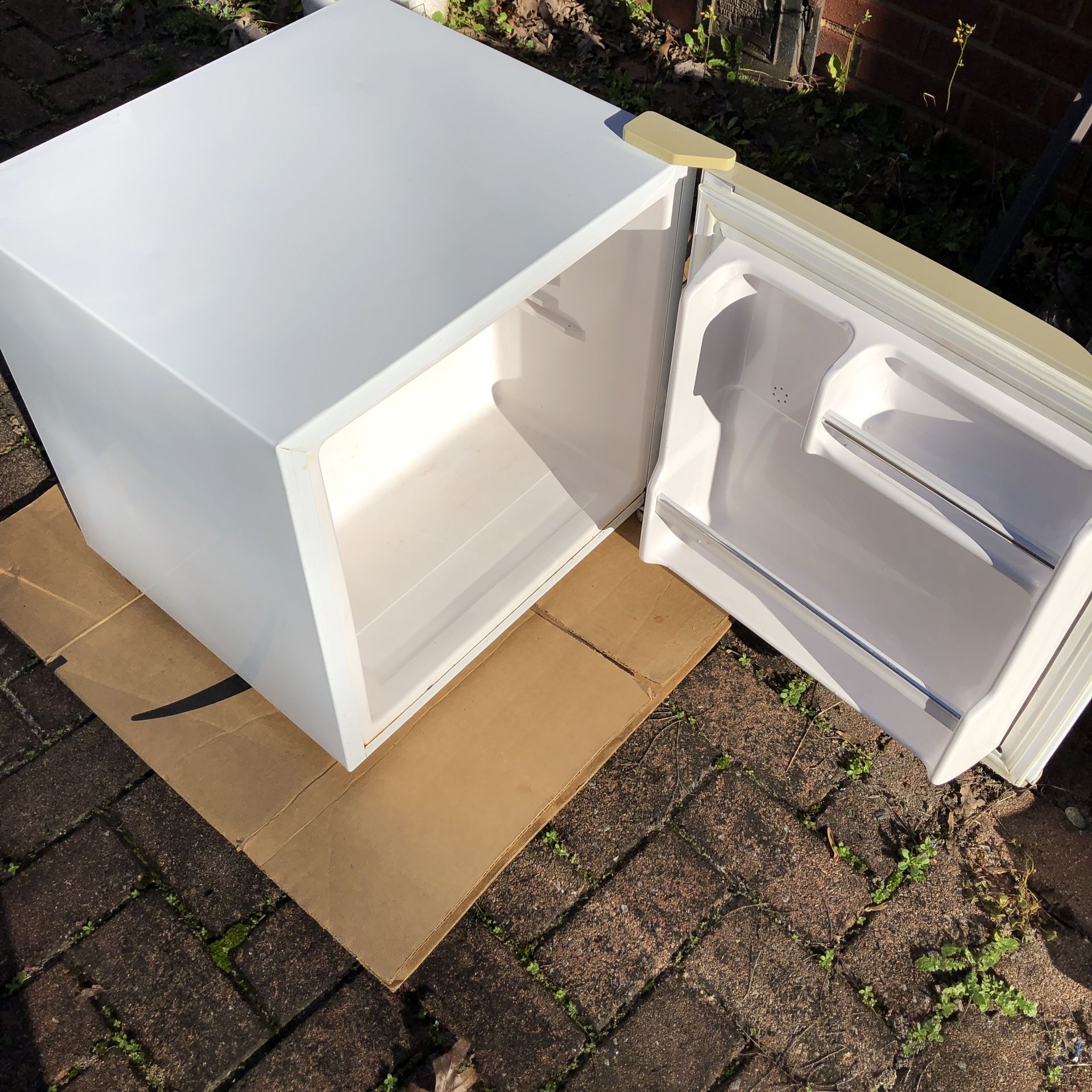 DORM SIZE Refrigerator AVANTI for Sale in Greer, SC OfferUp