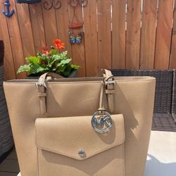 Michael Kors Jet Set Item - Large Pocket Multi Function Tote 