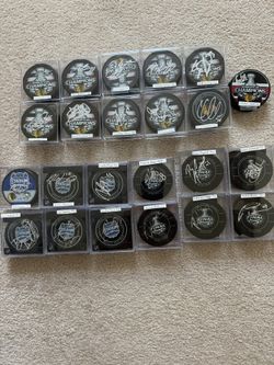 SELLING: SIGNED CHICAGO BLACKHAWKS PLAYERS PUCKS- Various CHEAP COST !