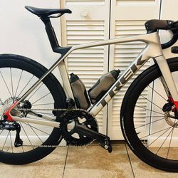 TREK MADONE SL7 GEN 8 size M Full Carbon Road Bike Authentic