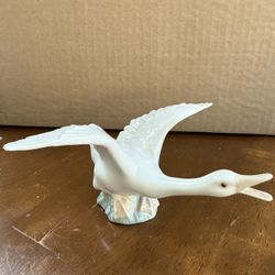Lladro Figurine Goose Taking Flight 