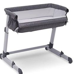 Delta Children Simmons Kids Dream Bedside Bassinet with Zip-Down Side Wall