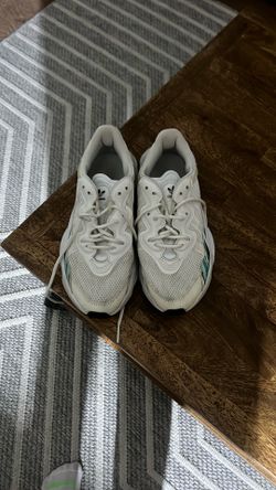 Woman’s Adidas Tennis 