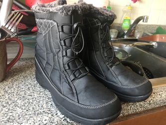 Women’s boots size 9 faux fur warm and water tight