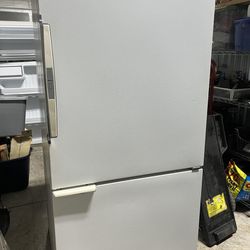 White Amana Bottom Freezer Fridge Refrigerator