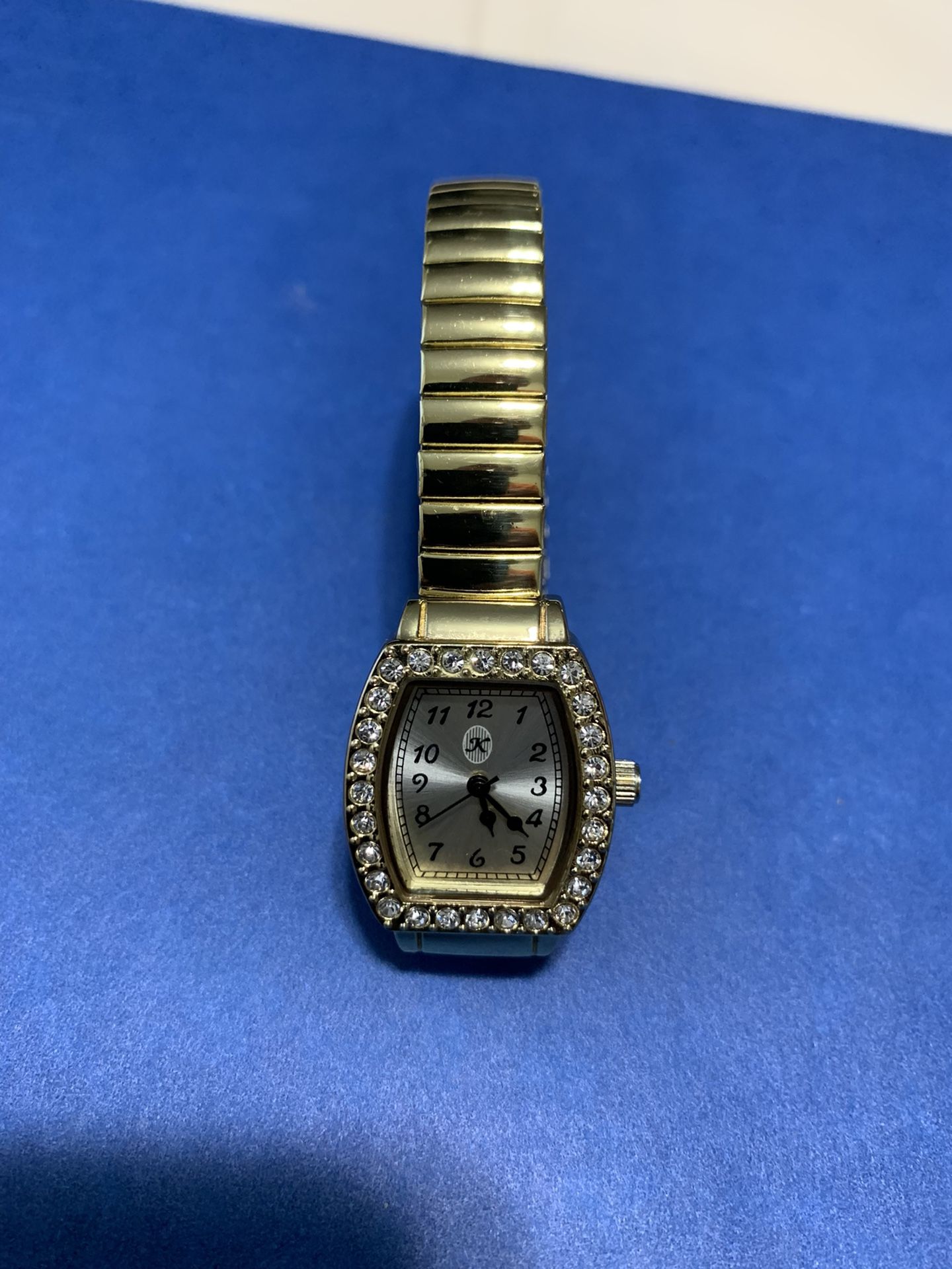 ladies watch works well in good condition new batteries