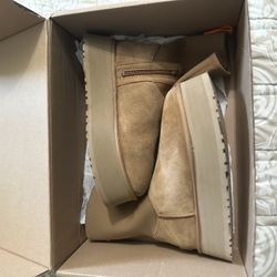 UGG Classic Dipper Boots (used)