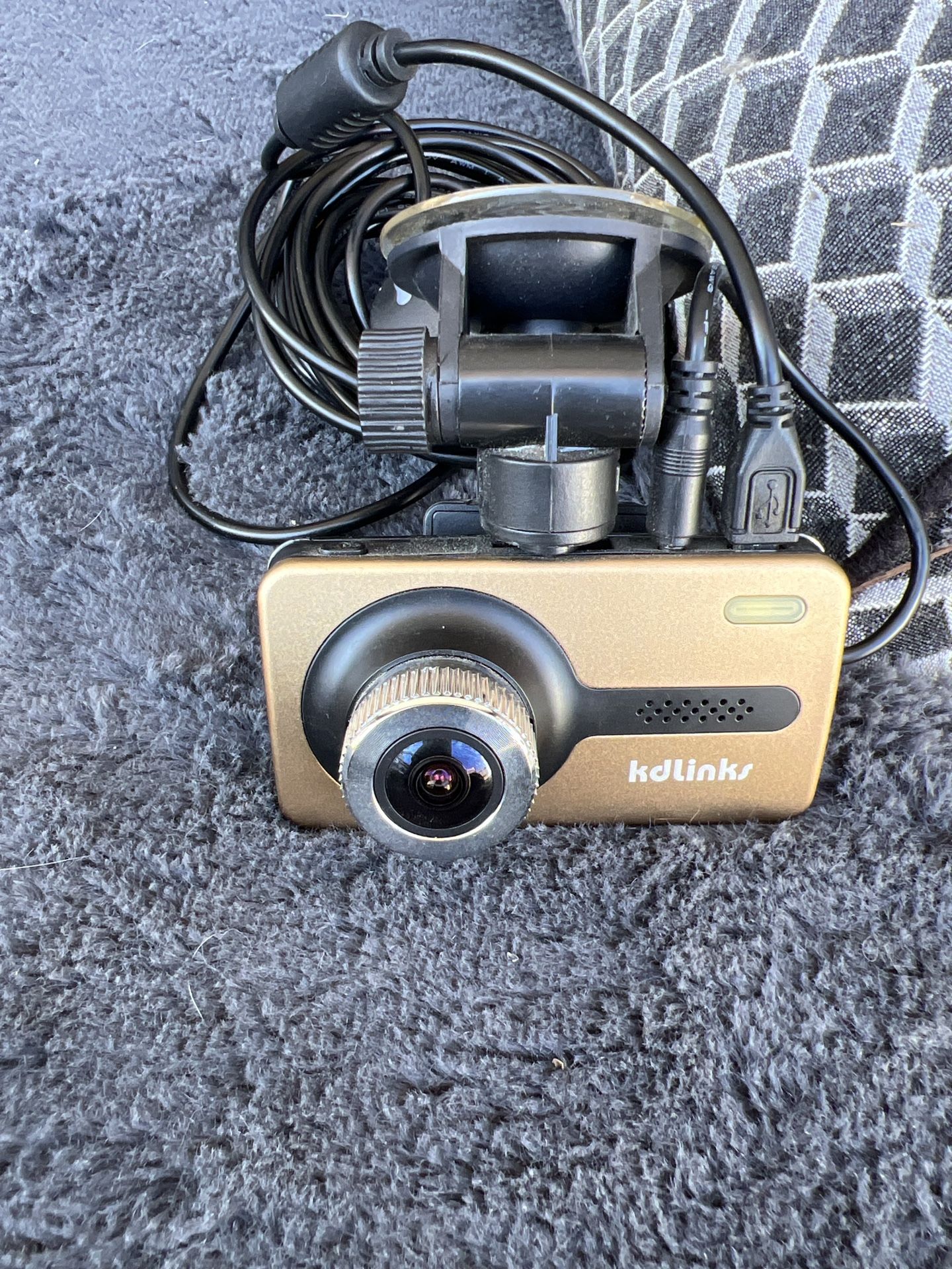 KDLINKS dash cam with mount and cables.