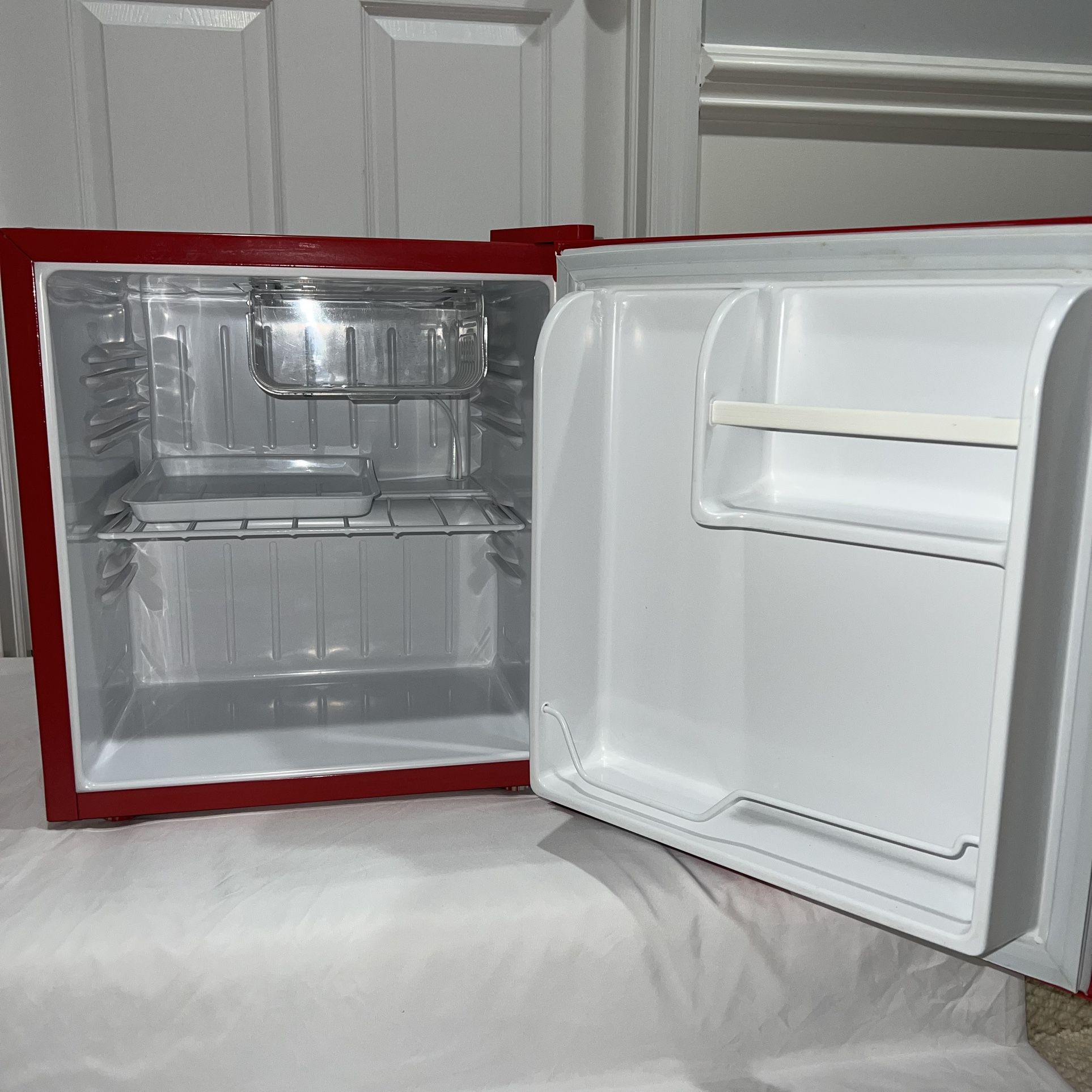 Nostalgia Electrics CRF170COKE Coca-Cola 1.7-Cubic Foot Mini Fridge