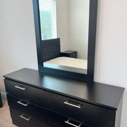 Dresser With Mirror 