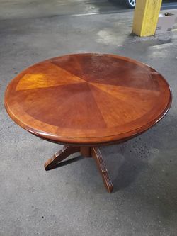 Excellent Condition Circle Kitchen Table .. Delivery Available !!