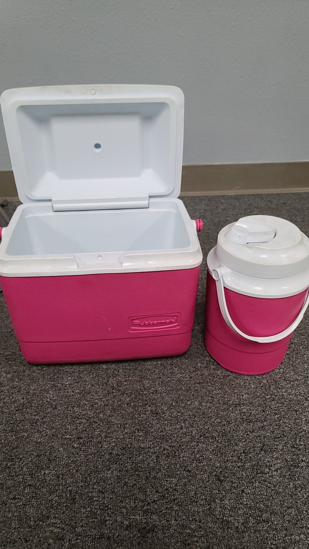 Rubbermaid cooler