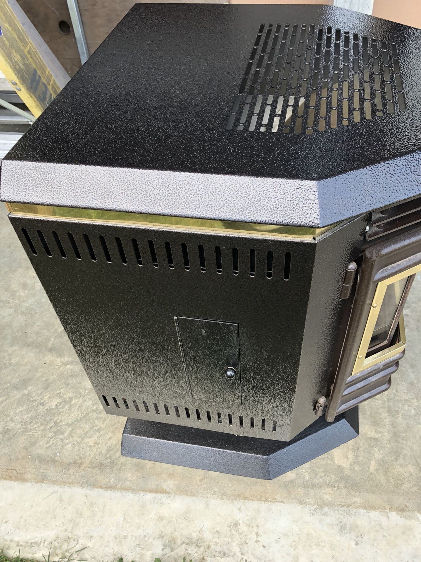 Whitfield WP4 Quest Pellet Stove for Sale in Marysville, WA - OfferUp
