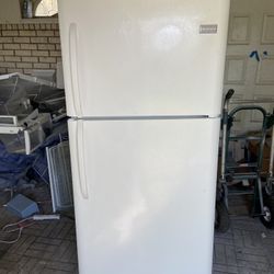 21 CUBIC FT. WITH ICE MAKER, EXCELLENT RUNNING WHITE FRIDGIDAIRE FRIDGE. RUNS LIKE BRAND NEW ONE . ALL DOOR SEALS ARE GOOD & SEAL PROPERLY. NO ISSUES.