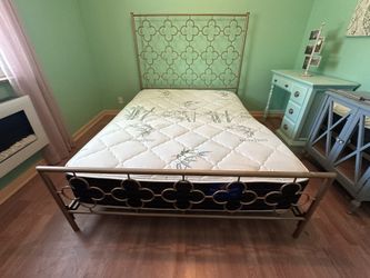 Amazing GOLD Full/Queen BED Originality $450 
