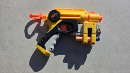 2004 Hasbro NERF gun Single Shot Manual Pull Back 3 Darts & Lazer Model C-015C