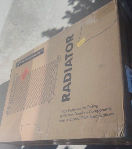 UAC RA 2882C Radiator For Select 06-13 BMW Models